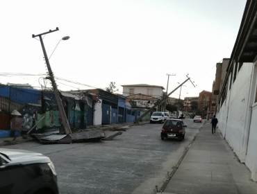 Fuertes ráfagas de viento derriban postes y árboles, vuelan techumbre y originan diversos cortes de energía eléctrica en Valparaíso