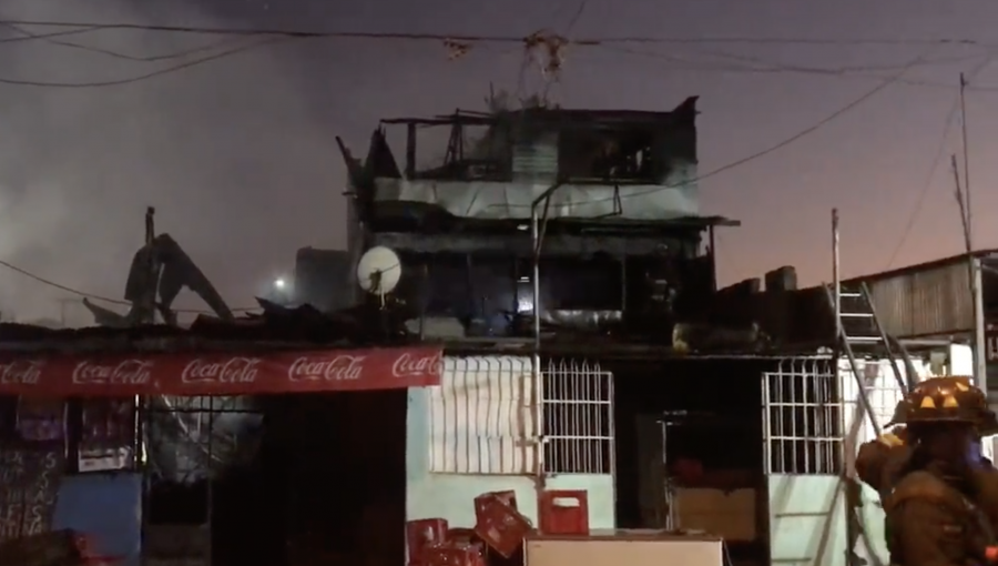 Dos viviendas y un local comercial fueron consumidos por un incendio en Lo Espejo