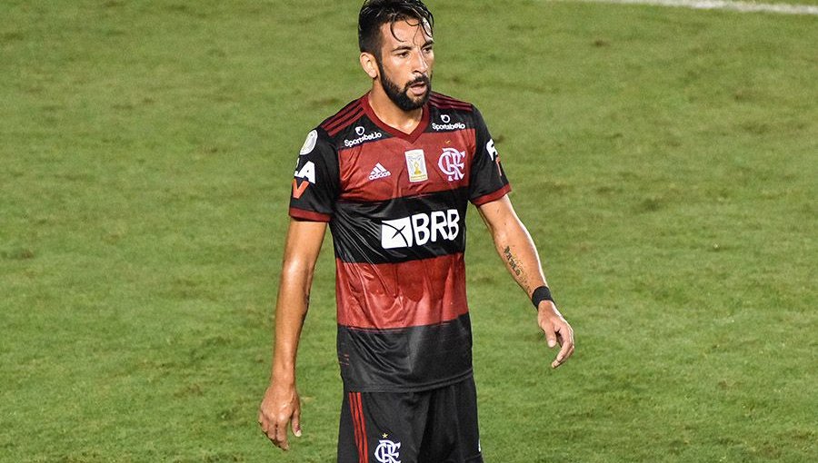 Mauricio Isla fue multado y quedará al margen del clásico ante Vasco da Gama tras polémica