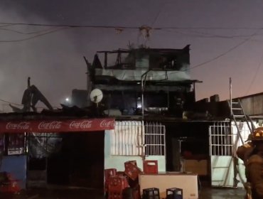 Dos viviendas y un local comercial fueron consumidos por un incendio en Lo Espejo