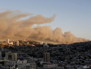 Equipos de emergencia trabajan para evitar que incendio forestal en la ruta 68 se propague a zonas habitadas de Valparaíso