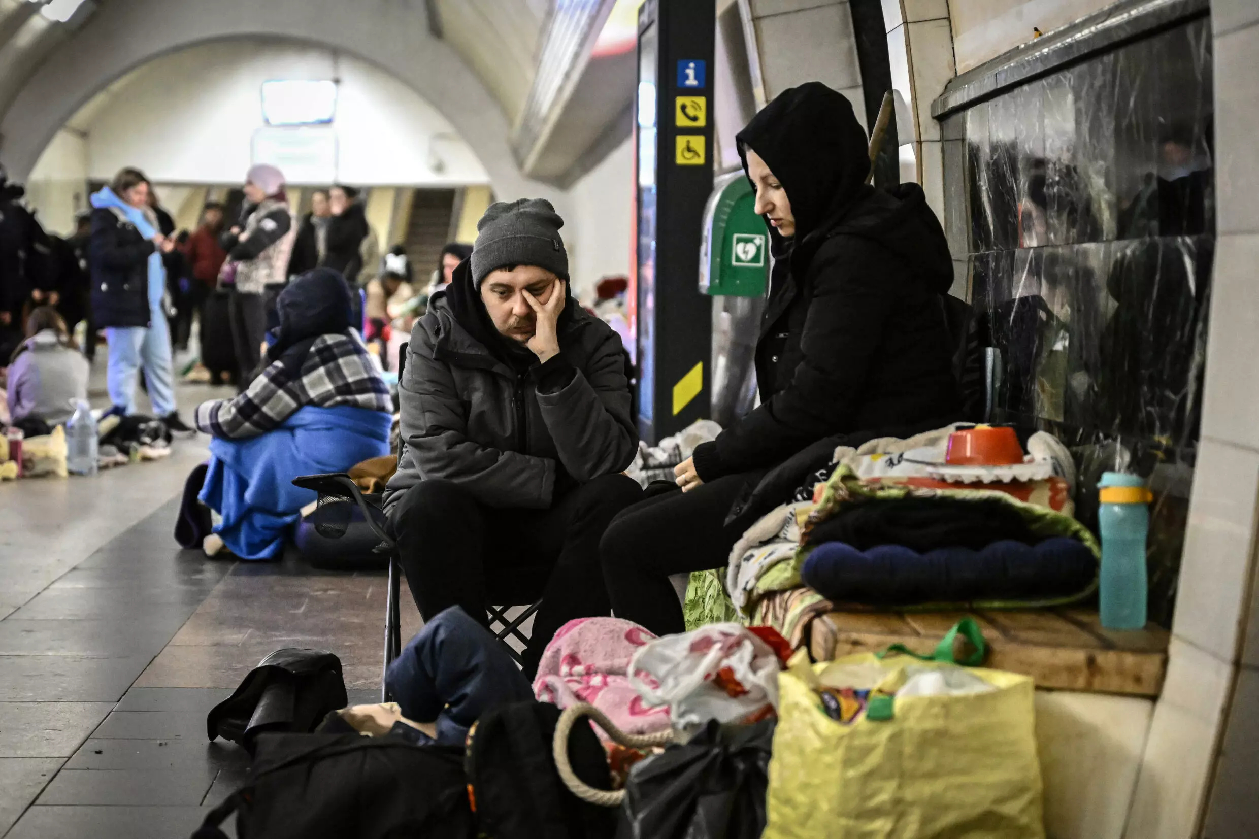 Al menos 15 mil personas estarían refugiadas bajo el metro de Kiev protegiéndose de los ataques rusos