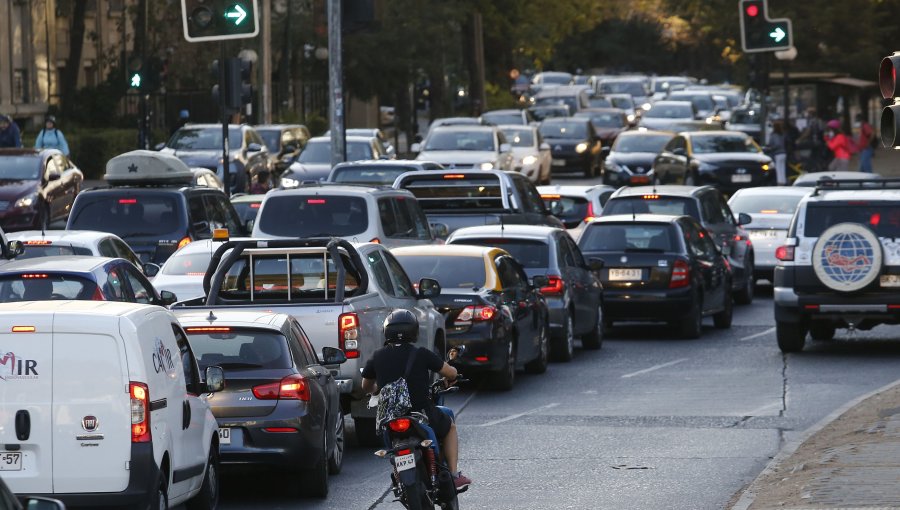 Tránsito vehicular del Gran Santiago en hora punta aumentó en un 40% respecto a 2021