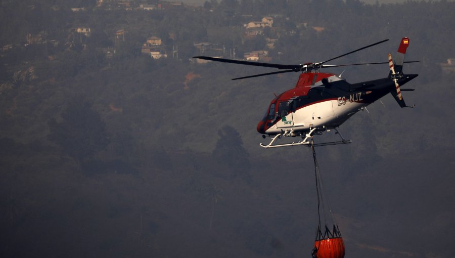 Incendio forestal en la parte alta de Valparaíso se mantiene activo con intensidad y propagación media a baja