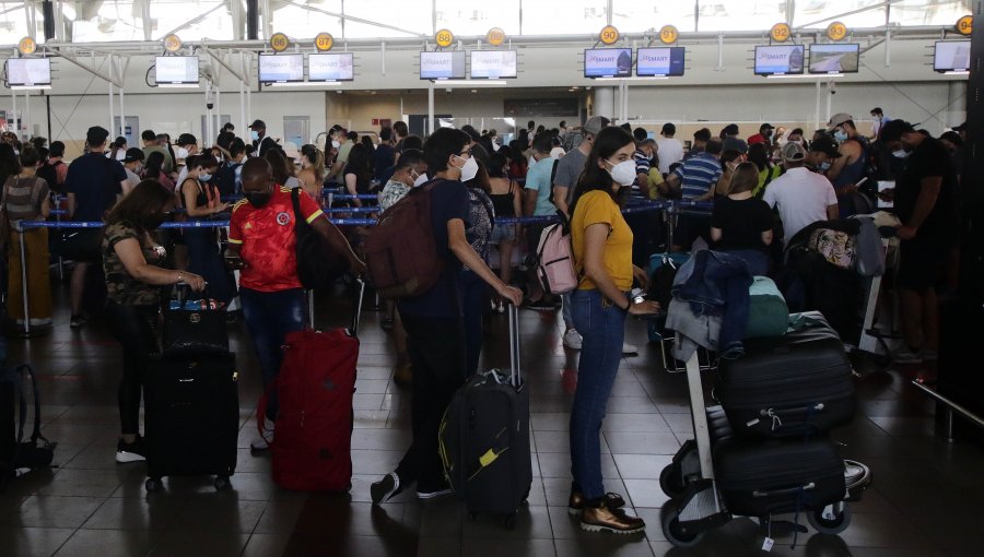 Falla en el sistema de toma de muestras de exámenes PCR provocó congestión en el Aeropuerto de Santiago