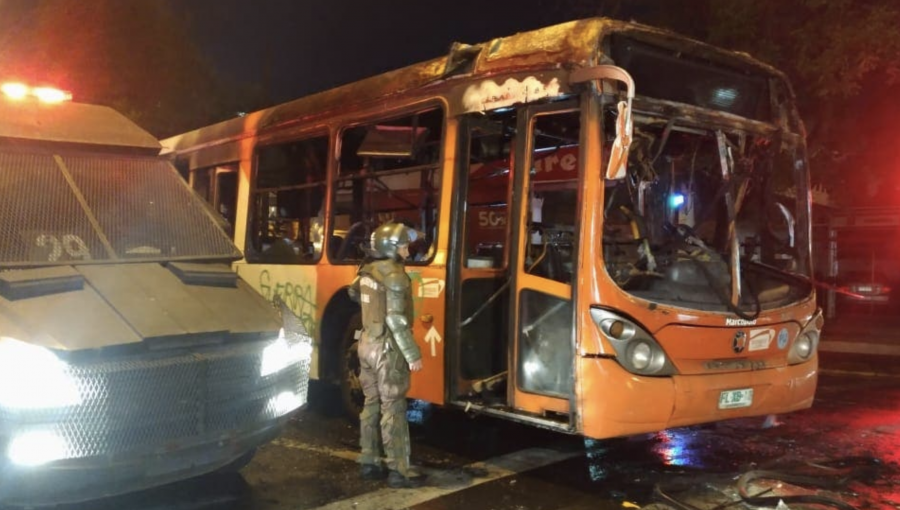 Manifestación termina con tres buses quemados en Peñalolén: delincuentes amenazaron con armas de fuego a carabineros y bomberos