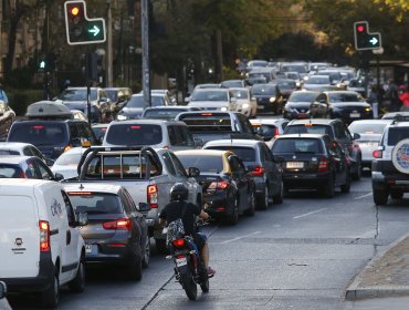 Tránsito vehicular del Gran Santiago en hora punta aumentó en un 40% respecto a 2021