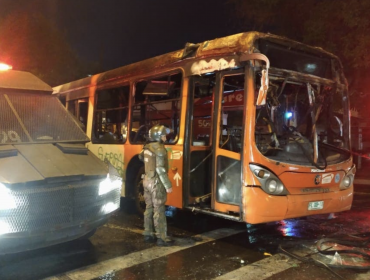 Manifestación termina con tres buses quemados en Peñalolén: delincuentes amenazaron con armas de fuego a carabineros y bomberos