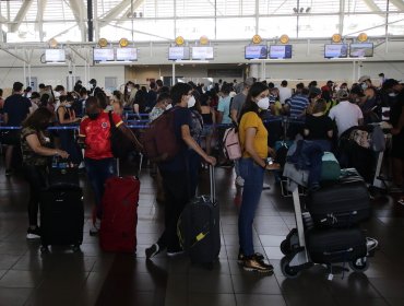Falla en el sistema de toma de muestras de exámenes PCR provocó congestión en el Aeropuerto de Santiago