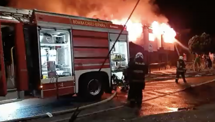 Encuentran a dos personas baleadas durante incendio que destruyó tres casas en Los Ángeles