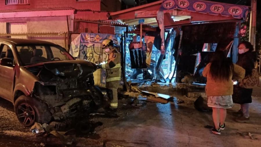 Colisión termina con un vehículo incrustado en local comercial en Maipú: sujetos robaron pertenencias a una de las víctimas