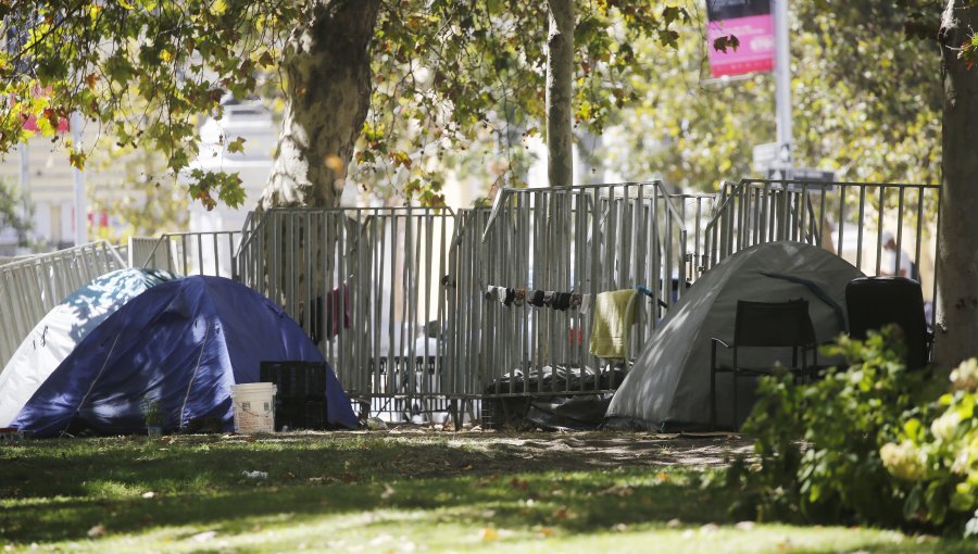 Gobernador por instalación de carpas en parques y bandejones centrales de la región Metropolitana: "Está desbordado"