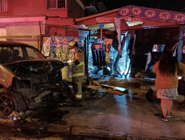 Colisión termina con un vehículo incrustado en local comercial en Maipú: sujetos robaron pertenencias a una de las víctimas