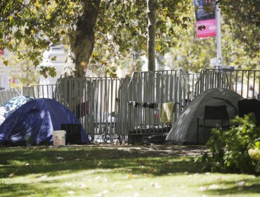 Gobernador por instalación de carpas en parques y bandejones centrales de la región Metropolitana: "Está desbordado"