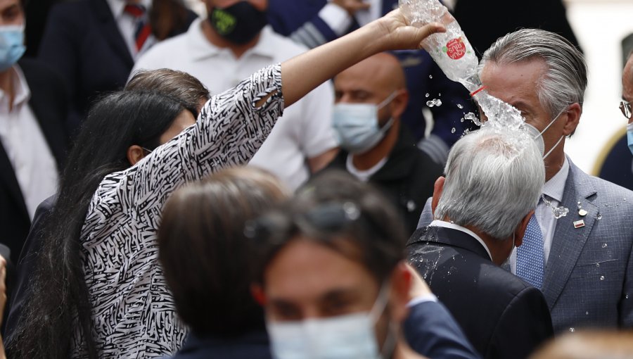 Presidente Piñera fue agredido en La Moneda: mujer derramó una botella de agua en su cabeza