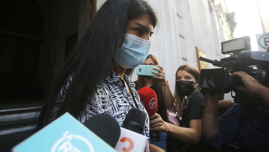 En libertad quedó mujer que derramó una botella de agua al presidente Piñera tras ceremonia en La Moneda