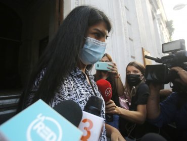 En libertad quedó mujer que derramó una botella de agua al presidente Piñera tras ceremonia en La Moneda
