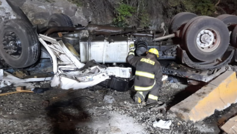 Conductor argentino muere tras desbarrancar el camión que conducía por el camino internacional de Los Andes