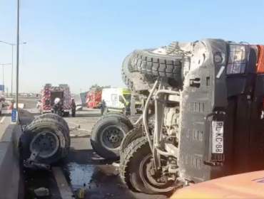 Espectacular accidente múltiple tiene suspendido el tránsito en Vespucio Norte