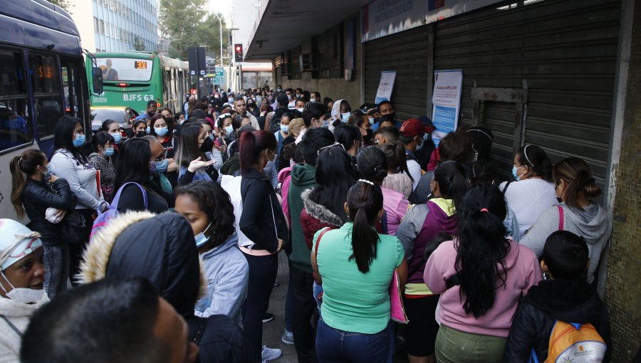 Migrantes realizan filas por más de 12 horas para poder matricular a sus hijos en colegios de Santiago