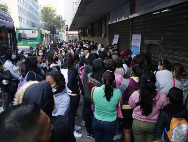 Migrantes realizan filas por más de 12 horas para poder matricular a sus hijos en colegios de Santiago