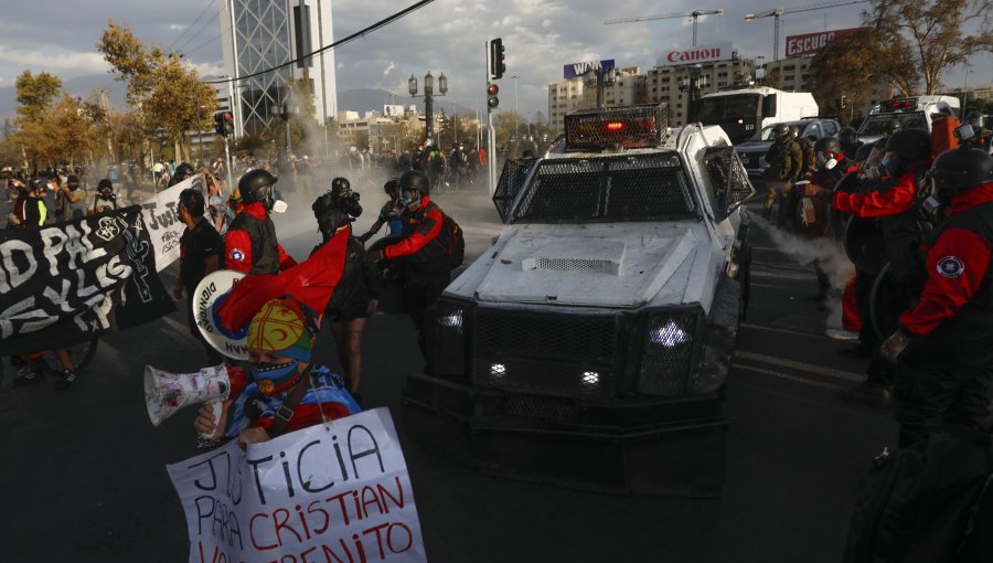 Nuevas manifestaciones en plaza Baquedano provocan desvíos de tránsito y cierre anticipado de estaciones de Metro