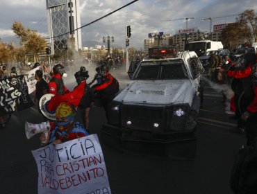 Nuevas manifestaciones en plaza Baquedano provocan desvíos de tránsito y cierre anticipado de estaciones de Metro