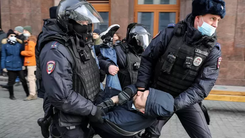 Miles de detenidos en ciudades rusas en protestas contra la invasión a Ucrania