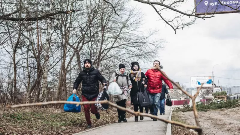 La desesperada huida de civiles ucranianos por los ataques rusos en la ciudad de Irpín