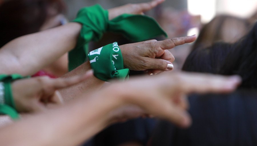 Convocan a «Pañuelazo feminista» frente a La Moneda como antesala a la conmemoración del Día de la Mujer