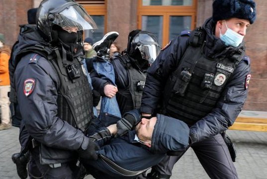Michelle Bachelet denuncia que 12.700 personas fueron "detenidas arbitrariamente" en Rusia por manifestarse contra la guerra