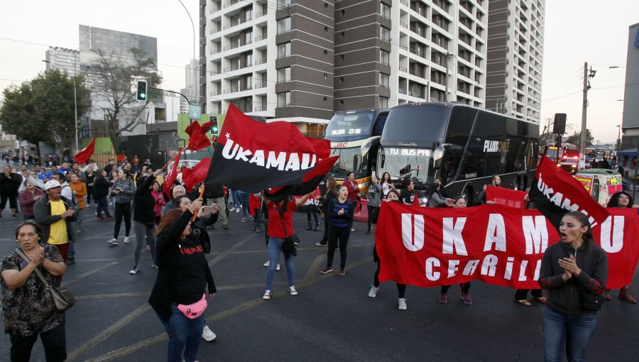 Mujeres agrupadas en Ukamau marcharon y cortaron el tránsito en la Alameda por el Día Internacional de la Mujer