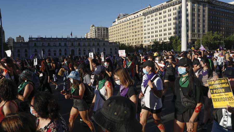 "Plantearse como 'feministas' no es suficiente": Coordinadora 8M estará "vigilante" al cumplimiento del programa de Boric