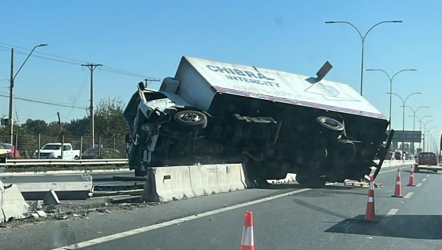 Cuatro heridos dejó choque de camión contra barreras en la ruta 5 Sur a la altura de San Bernardo