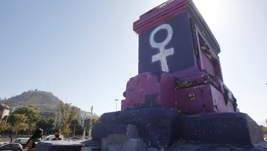 Plaza Baquedano amaneció pintada de color morado tras ser intervenida en nueva conmemoración del Día Internacional de la Mujer