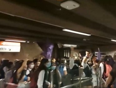 Estudiantes secundarias realizaron evasión masiva en estación Baquedano del Metro