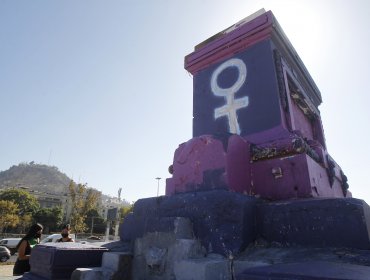 Plaza Baquedano amaneció pintada de color morado tras ser intervenida en nueva conmemoración del Día Internacional de la Mujer