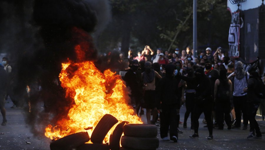 Carabineros intervino en incidentes durante marcha en el Día Internacional de la Mujer en la Alameda