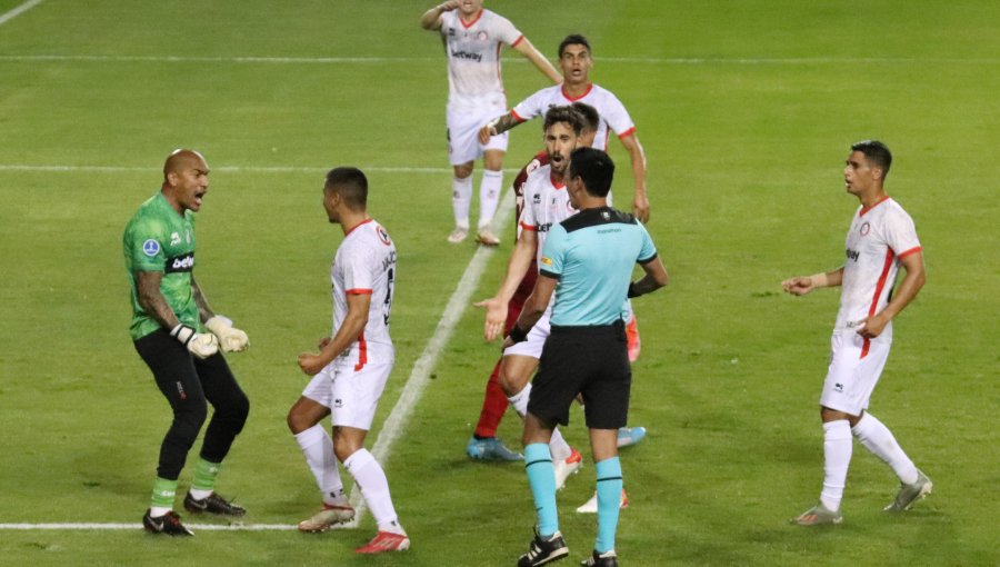 Ignacio Arce dejó abierta la serie entre Ñublense y U. La Calera en Copa Sudamericana