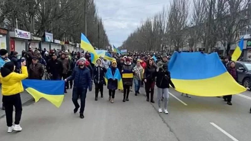 “No tenemos miedo de protestar porque estamos juntos”: Cómo viven los ucranianos en las ciudades controladas por los rusos