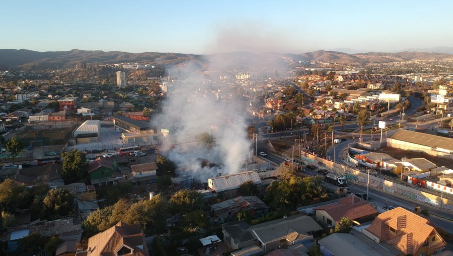 Incendio estructural se registra entre Esmeralda y Los Carrera en Quilpué: tránsito se encuentra suspendido