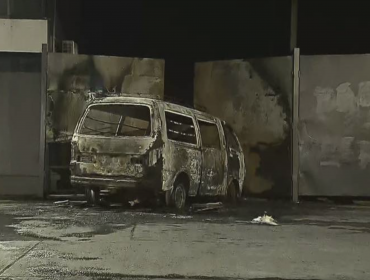 Delincuentes quemaron furgón al interior de un servicentro en la Villa Francia de Estación Central