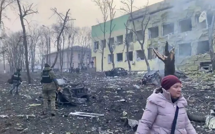 Ucrania acusa a Rusia de bombardear una maternidad y hospital infantil en Mariúpol: al menos 17 heridos