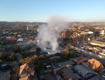 Incendio estructural se registra entre Esmeralda y Los Carrera en Quilpué: tránsito se encuentra suspendido