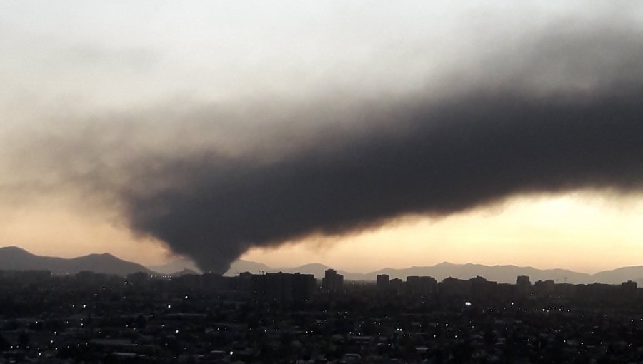 Gigantesco incendio afecta a bodega de una empresa en San Bernardo: emana una gran columna de humo