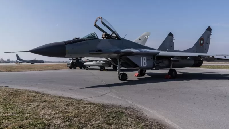 "Plantea serias preocupaciones para la OTAN": Por qué EE.UU. rechazó la oferta de Polonia de enviar sus aviones de combate a Ucrania