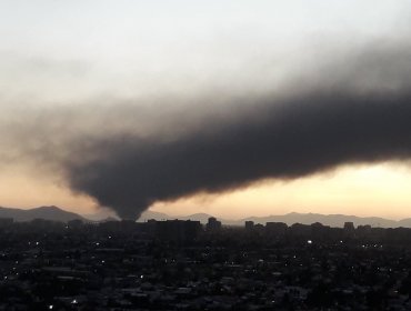 Gigantesco incendio afecta a bodega de una empresa en San Bernardo: emana una gran columna de humo