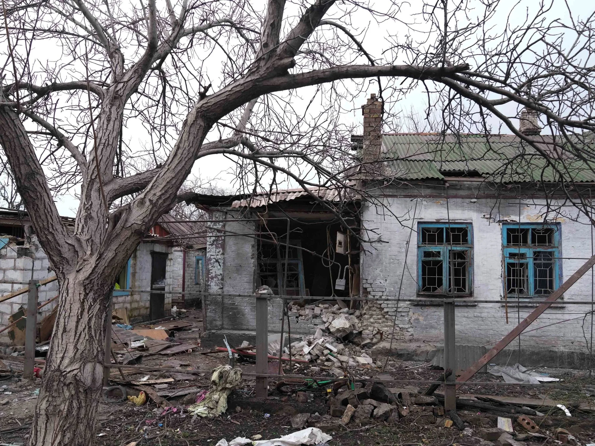 "Pueden estar enterrados en fosas comunes": La campaña de bombardeos indiscriminados que dejó aislada a la ciudad ucraniana de Mariúpol
