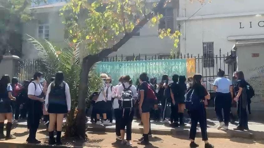 Anuncian denuncia contra grupo de estudiantes del Liceo Lastarria acusados de compartir fotos íntimas de alumnas de distintos colegios