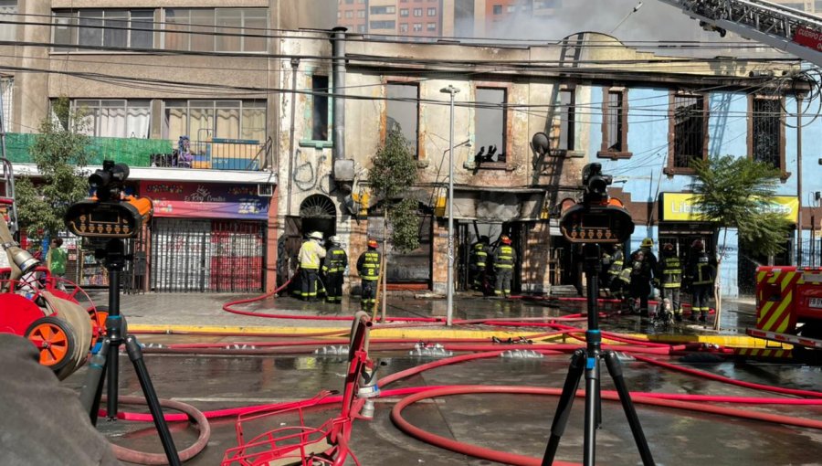 Incendio afectó a siete locales comerciales en Independencia: cerca de 300 personas fueron evacuadas